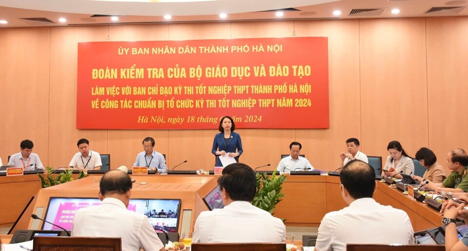 Phó Chủ tịch UBND TP Vũ Thu Hà, Trưởng BCĐ kỳ thi tốt nghiệp THPT TP Hà Nội báo cáo công tác chuẩn bị tổ chức kỳ thi với đoàn công tác BCĐ thi quốc gia.