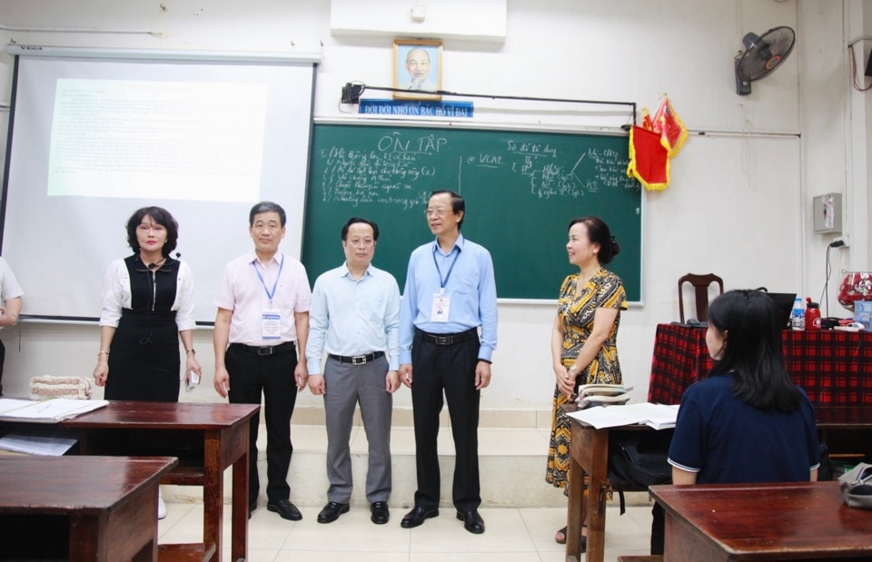Thứ trưởng Bộ GD&ĐT Phạm Ngọc Thưởng cùng đoàn công tác kiểm tra công tác chuẩn bị kỳ thi tại Trường THPT Trần Phú, quận Hoàn Kiếm.