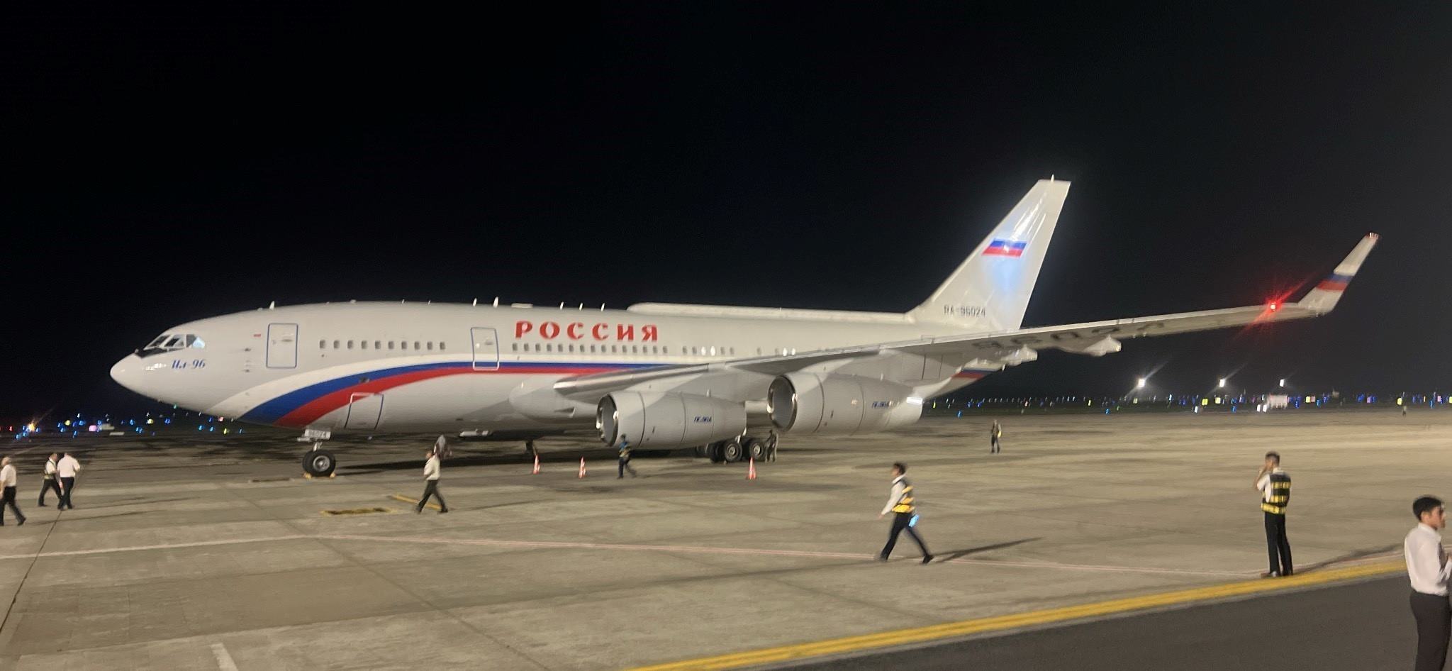 Chuyên cơ chở Tổng thống Nga Vladimir Putin hạ cánh xuống sân bay Nội Bài rạng sáng 20.6. Ảnh: Phạm Kiên/TTXVN