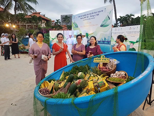 Du khách trải nghiệm các nông sản địa phương được trung bày, giới thiệu tại gala.