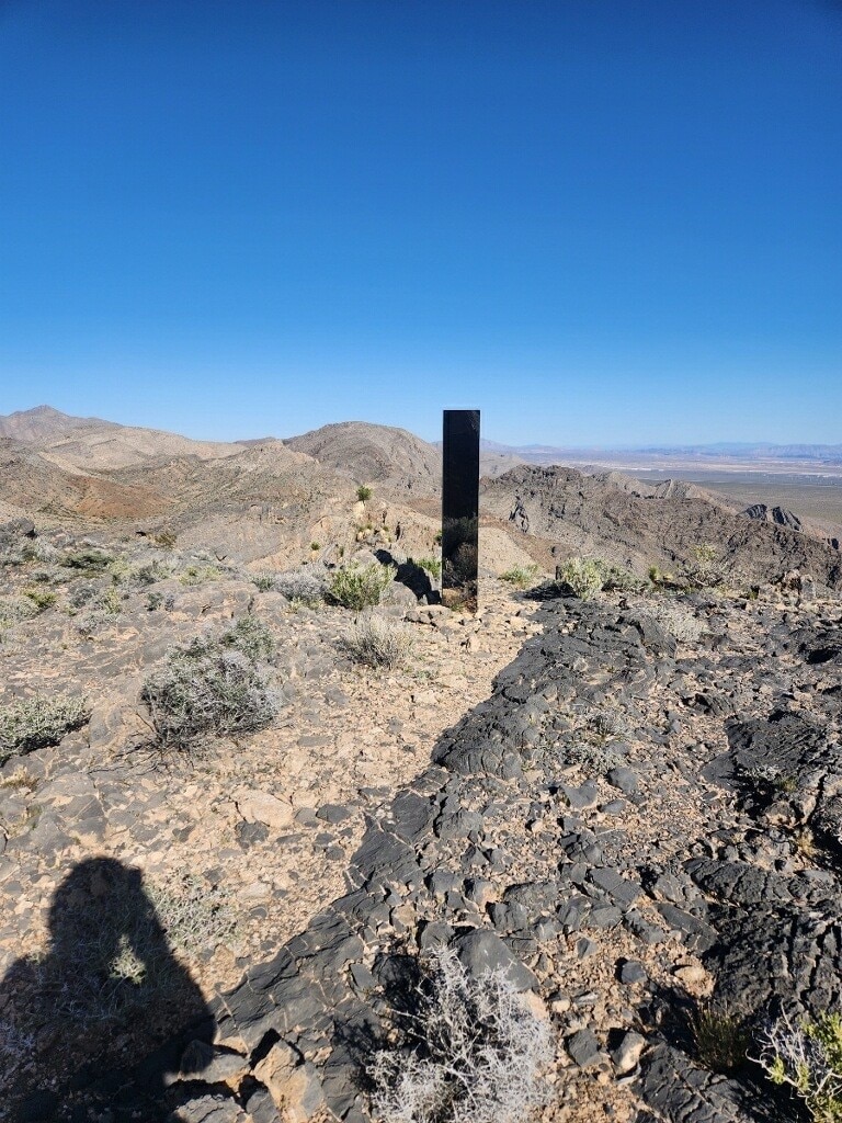 Công trình bí ẩn như 'cổng không gian' xuất hiện trên đỉnh núi Las Vegas- Ảnh 2.