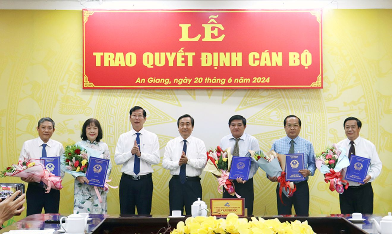 PGS.TS Hồ Thanh Bình (bìa trái) được bổ nhiệm làm Phó Giám đốc Sở Nông nghiệp phát triển nông thôn tỉnh An Giang. Ảnh: Báo An Giang