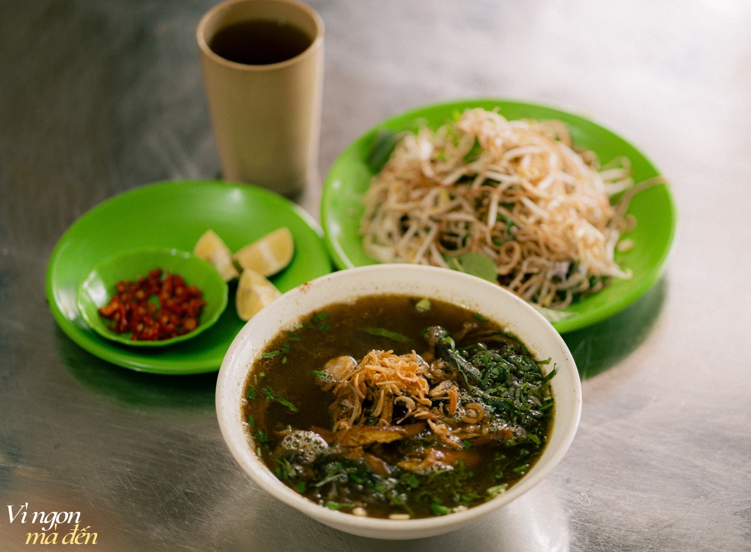 Cuối tuần trải ngiệm ẩm thực Ninh Bình: Ghé hàng miến lươn nức tiếng bán hơn nửa thế kỷ, ăn quán bún chả ngày bán hơn 700 suất - Ảnh 2.