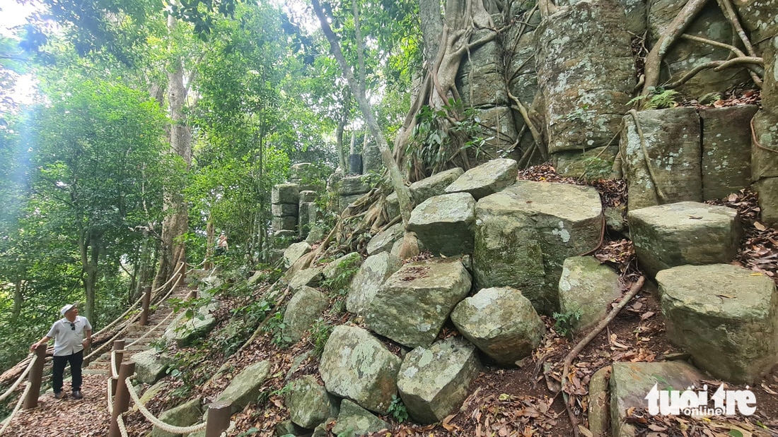 Thành đá Tà Kơn dài khoảng 500m, cao từ 30-40m, nằm giữa núi rừng là tuyệt tác của quá trình biến đổi kiến tạo địa chất cách đây hàng triệu năm