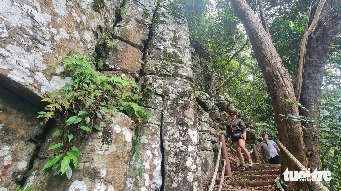Du khách có thể trải bước trên con đường bậc thang dài hàng trăm mét để chiêm ngưỡng vẻ đẹp của thành đá Tà Kơn