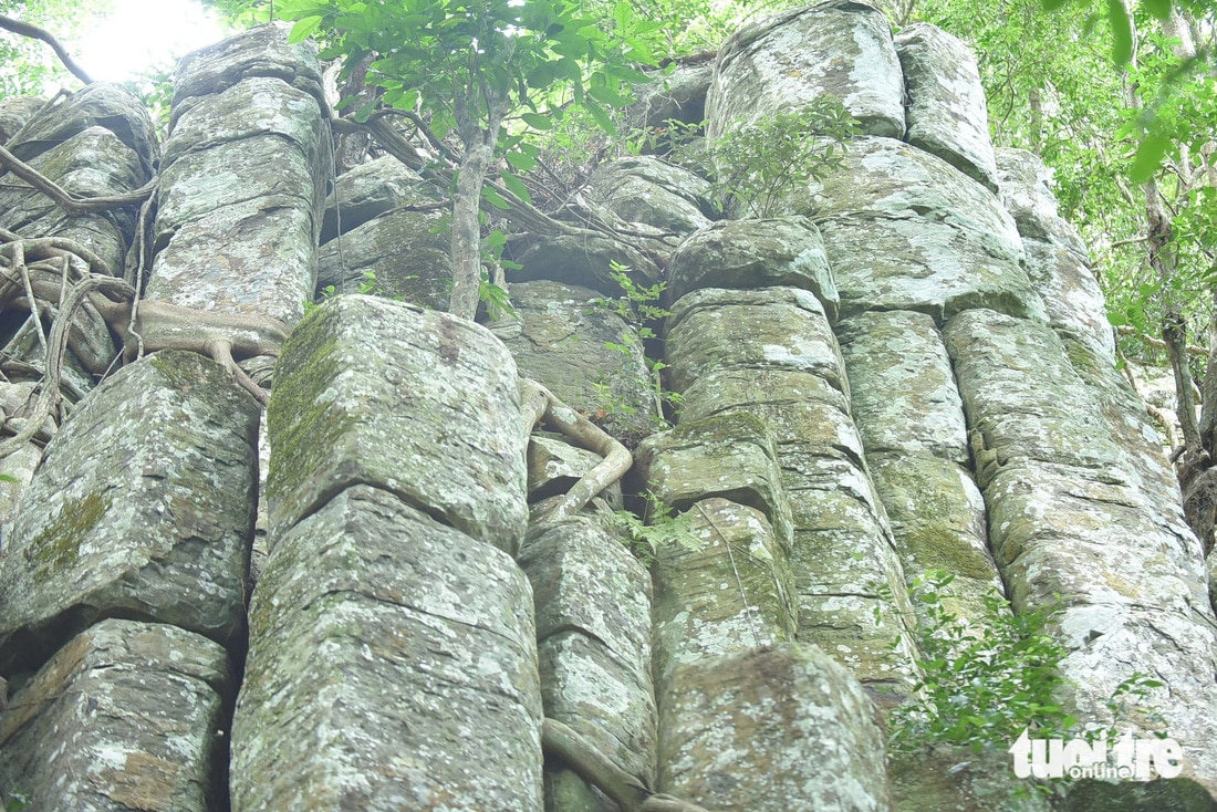Những khối đá nằm chồng lên nhau hàng triệu năm giữa núi rừng hoang vu 