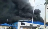 Cháy nhà xưởng gần 1.000 m2 ở Đồng Nai, khói đen bốc cao trăm mét 