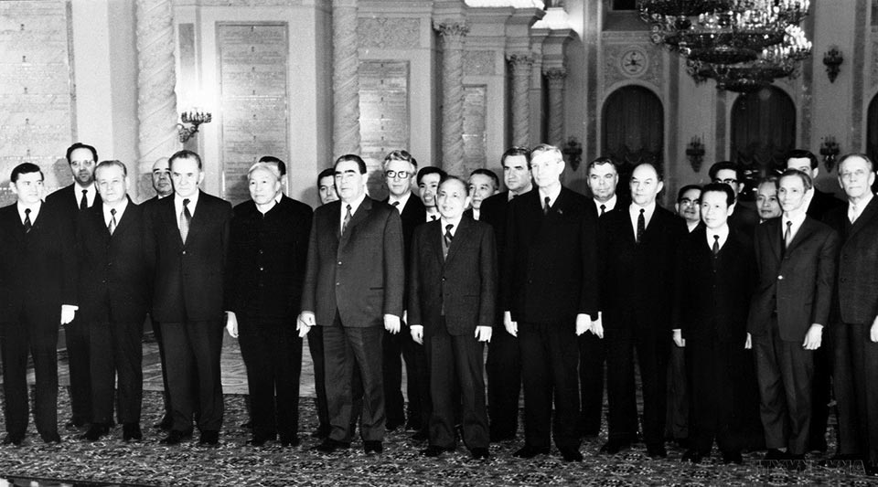 Bộ trưởng Bộ Ngoại giao Việt Nam Dân chủ Cộng hoà Nguyễn Duy Trinh (hàng đầu, thứ 6 từ trái sang phải) và Cố vấn đặc biệt Lê Đức Thọ (hàng đầu, thứ 4 từ trái sang phải) được Tổng Bí thư Ban Chấp hành Trung ương Đảng Cộng sản L.I. Bơ-rê-giơ-nhép, Chủ tịch Hội đồng Bộ trưởng A.N. Cô-xư-ghin cùng các đồng chí lãnh đạo Đảng và nhà nước Liên Xô đón tiếp thân mật và chúc mừng thắng lợi vĩ đại của nhân dân Việt Nam, tháng 2.1973. Ảnh: Trung tâm Lưu trữ quốc gia III cung cấp