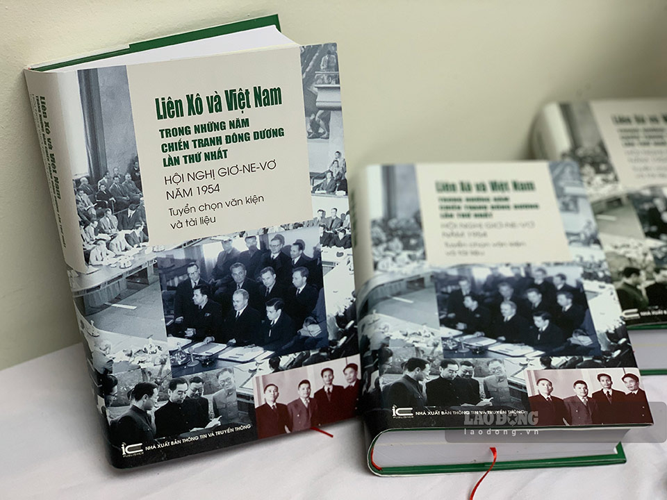 Trước đó, Trung tâm Lưu trữ quốc gia III (Cục Văn thư và Lưu trữ nhà nước) đã giới thiệu cuốn sách “Liên Xô và Việt Nam trong những năm chiến tranh Đông Dương lần thứ nhất - Hội nghị Giơ-ne-vơ năm 1954”. Ảnh: Ý Yên
