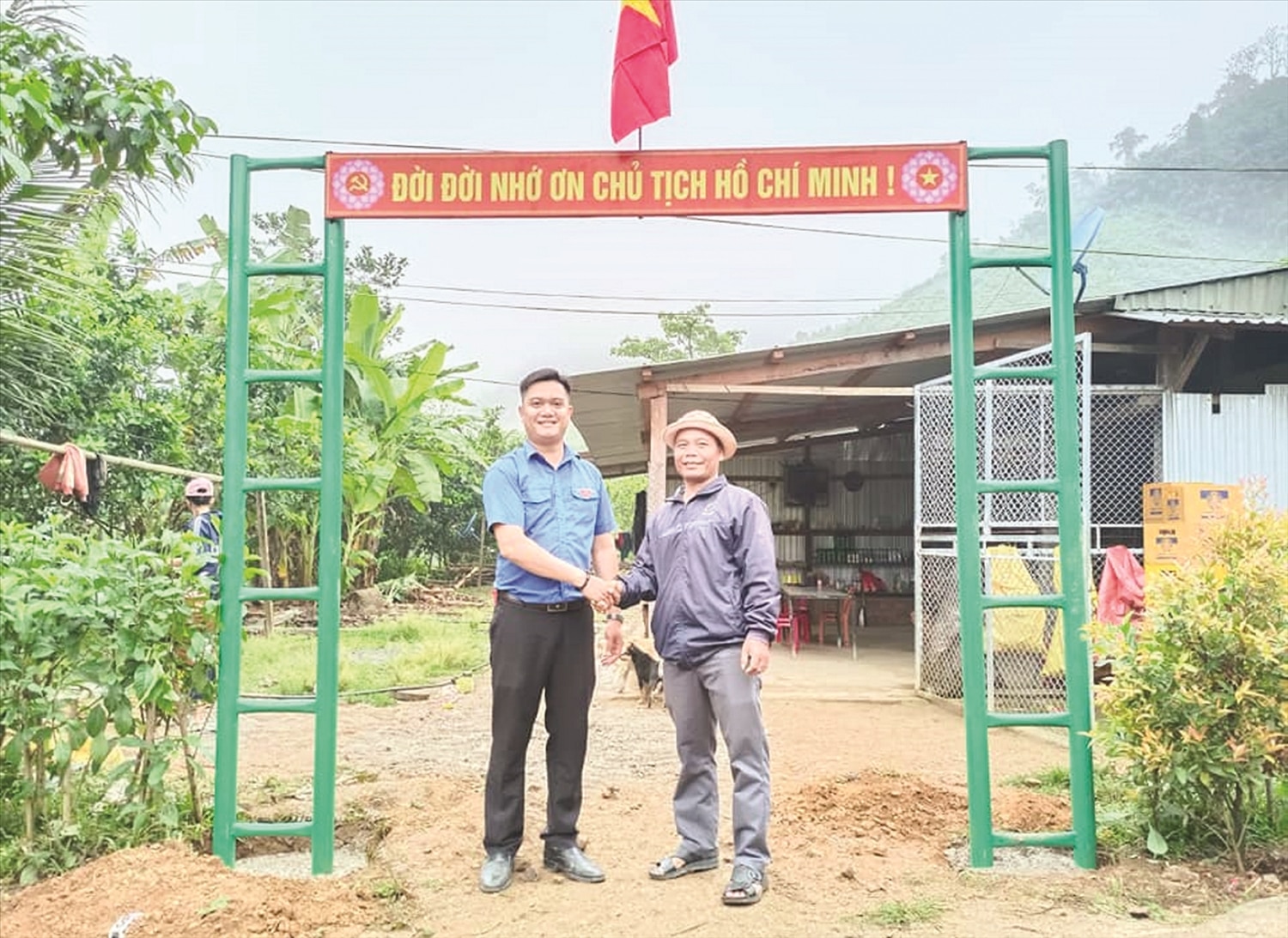 Người dân Tà Riềng cùng các cấp chính quyền triển khai xây dựng tường rào, cổng ngõ, biển khẩu hiệu... cho làng mình