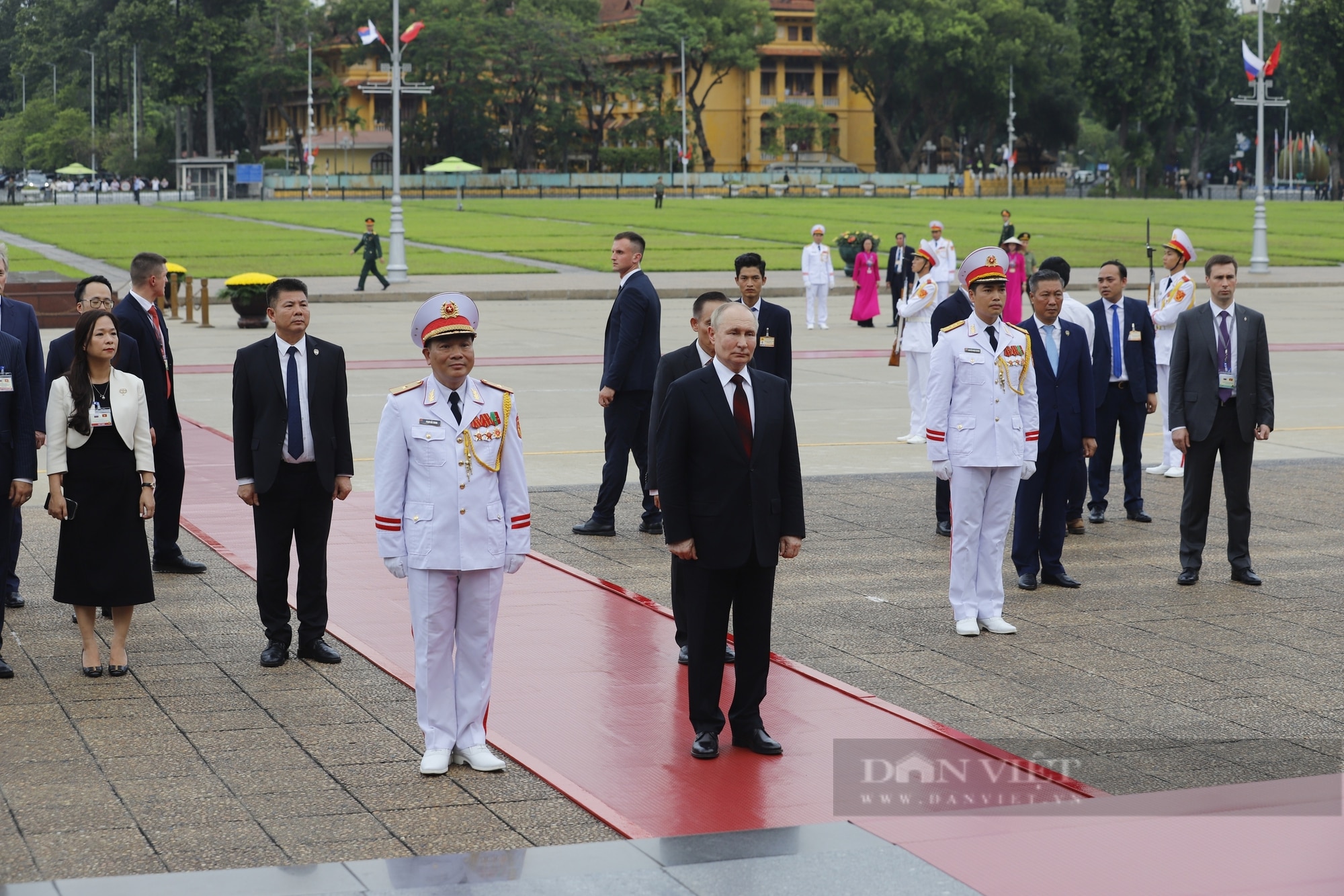 Tổng thống Nga Putin đặt vòng hoa và vào Lăng viếng Chủ tịch Hồ Chí Minh- Ảnh 2.