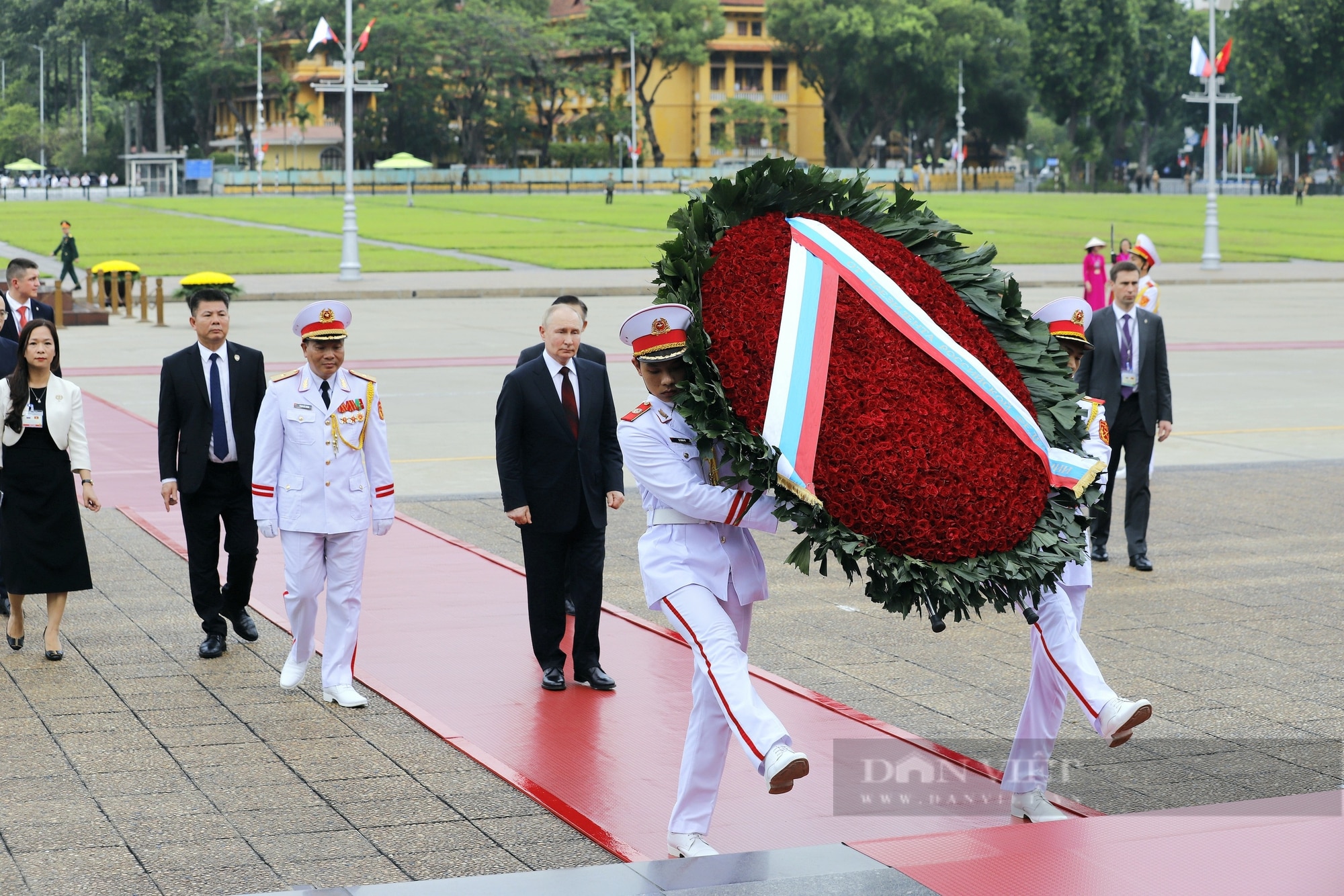 Tổng thống Nga Putin đặt vòng hoa và vào Lăng viếng Chủ tịch Hồ Chí Minh- Ảnh 3.