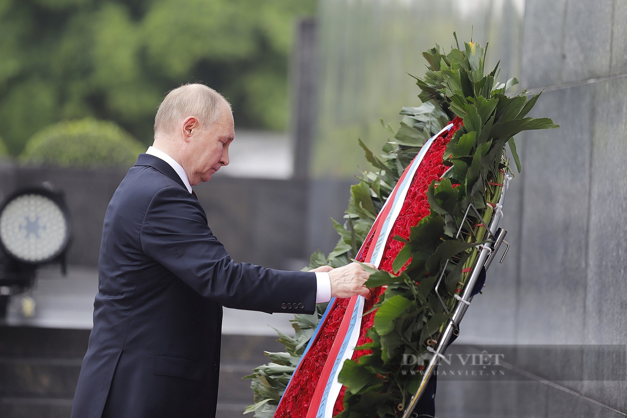 Tổng thống Nga Putin đặt vòng hoa và vào Lăng viếng Chủ tịch Hồ Chí Minh- Ảnh 4.