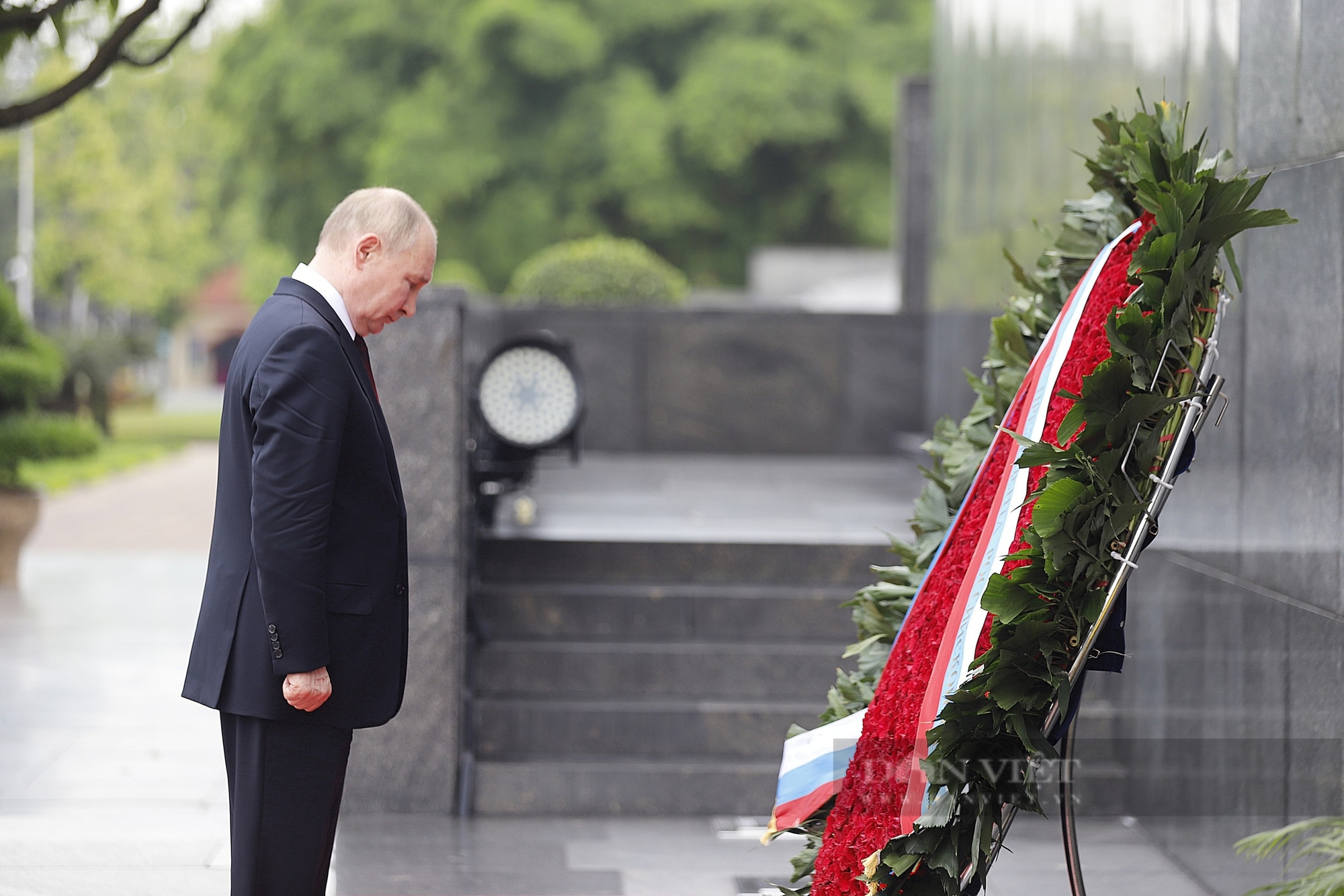 Tổng thống Nga Putin đặt vòng hoa và vào Lăng viếng Chủ tịch Hồ Chí Minh- Ảnh 5.