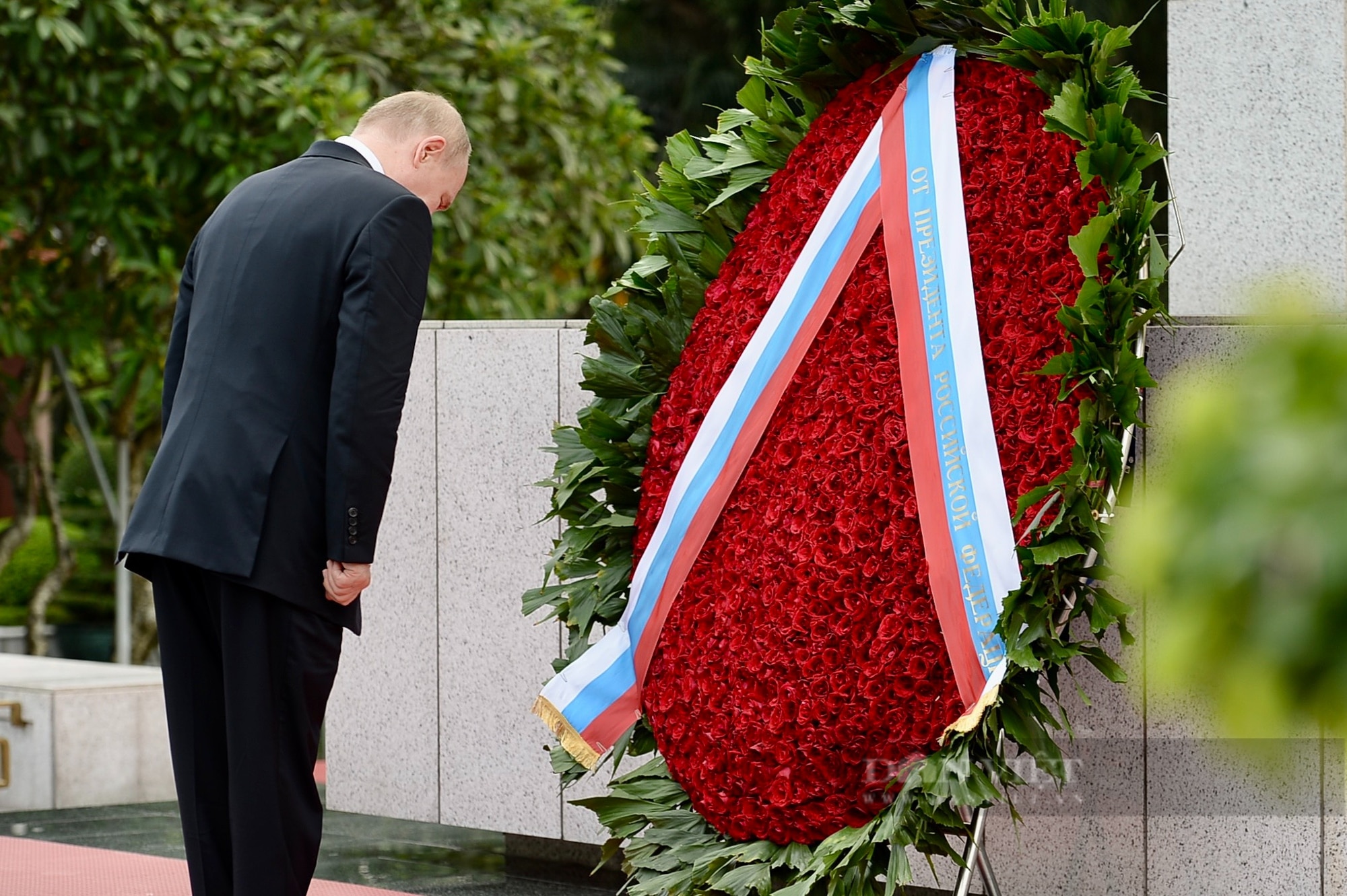 Tổng thống Nga Putin đặt vòng hoa và vào Lăng viếng Chủ tịch Hồ Chí Minh- Ảnh 7.