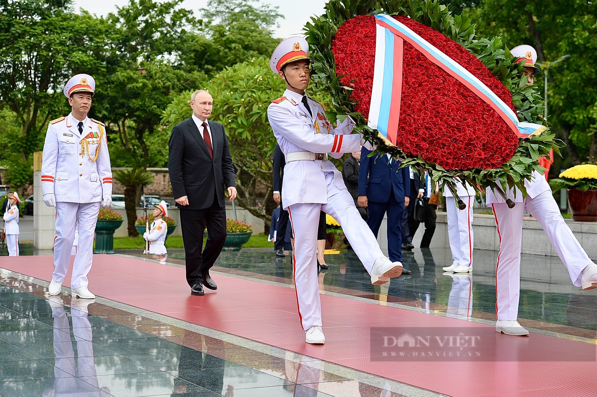 Tổng thống Nga Putin đặt vòng hoa và vào Lăng viếng Chủ tịch Hồ Chí Minh- Ảnh 6.