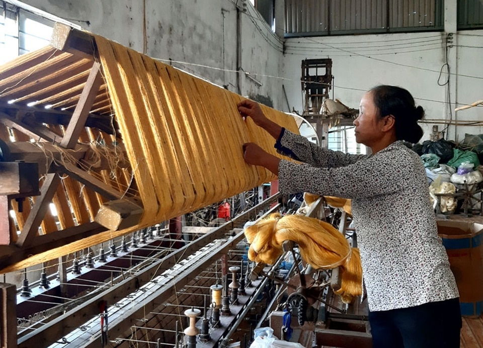 Công đoạn xe tơ, guồng tơ tại làng nghề dệt truyền thống Phùng Xá, huyện Mỹ Đức. Ảnh: Hữu Trường
