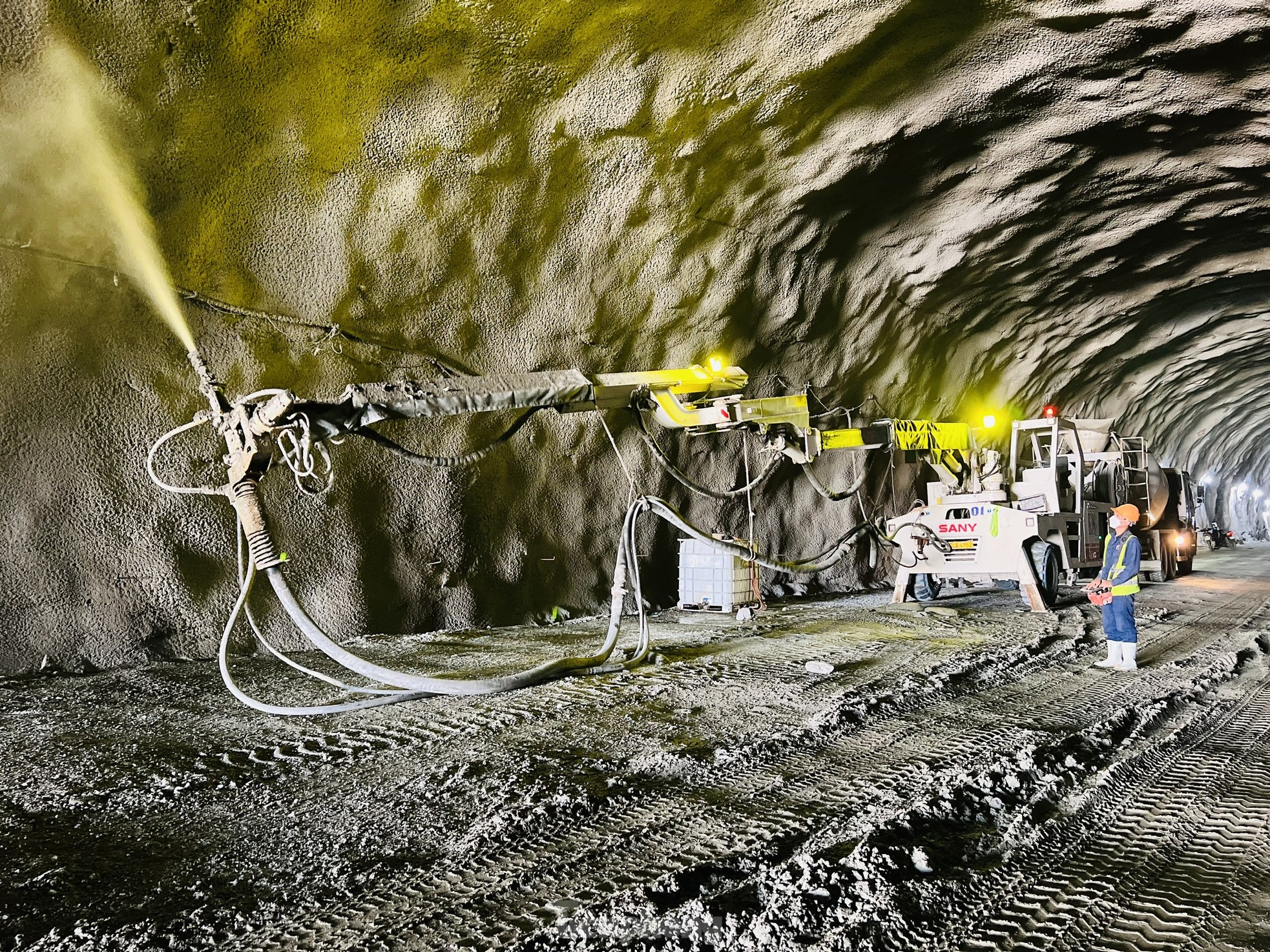 Cận cảnh thi công hầm xuyên núi dài nhất cao tốc Bắc - Nam ảnh 6
