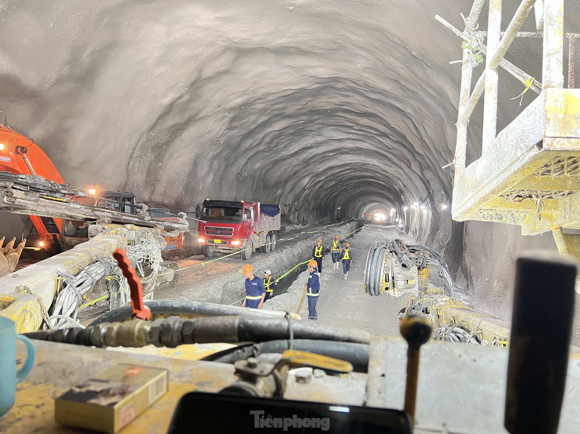 Cận cảnh thi công hầm xuyên núi dài nhất cao tốc Bắc - Nam ảnh 8