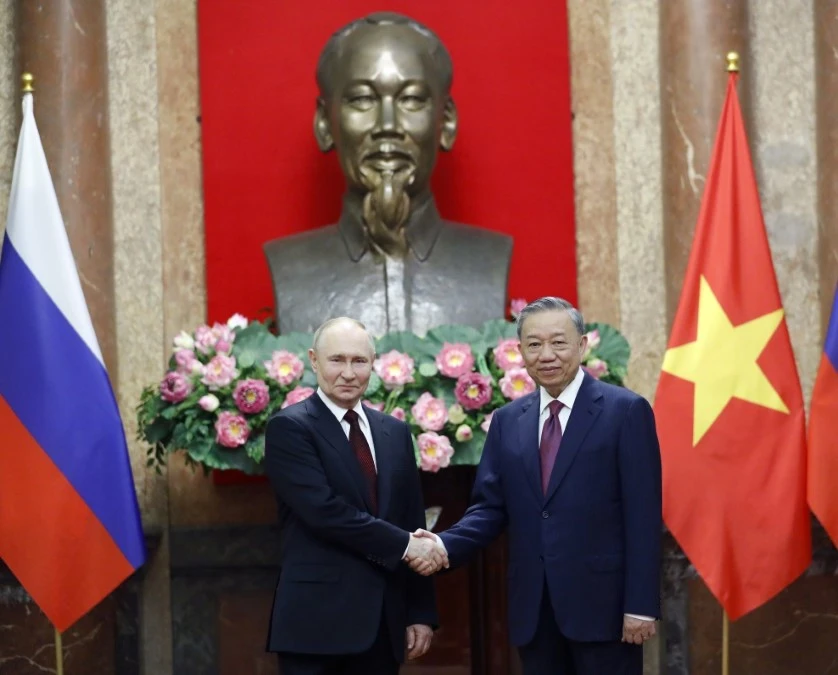 Chủ tịch nước Tô Lâm và Tổng thống Liên bang Nga Vladimir Putin chụp ảnh chung tại Phủ Chủ tịch, trưa 20/6/2024. Ảnh: Nhan Sáng/TTXVN