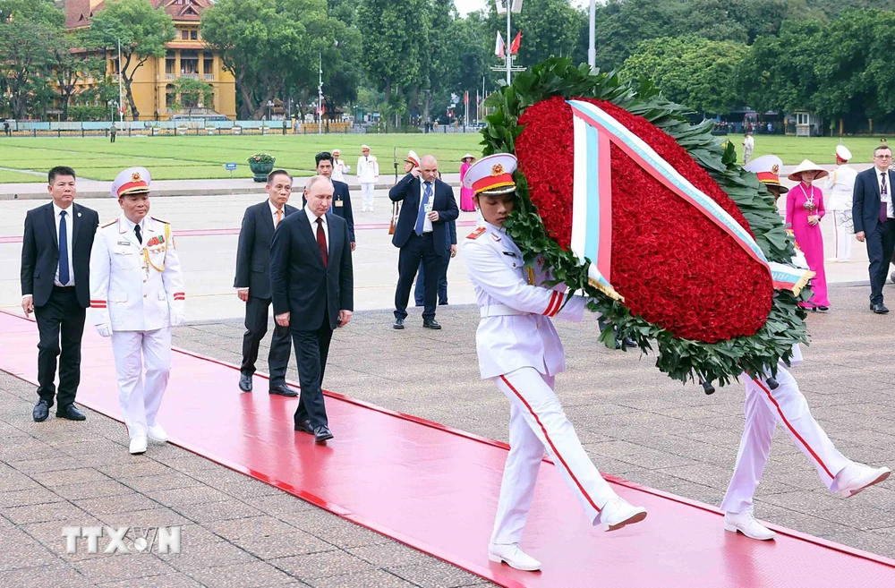 Tổng thống Vladimir Putin đến đặt hoa tại Đài tưởng niệm các Anh hùng liệt sỹ trên đường Bắc Sơn, Hà Nội. (Ảnh: An Đăng/TTXVN)