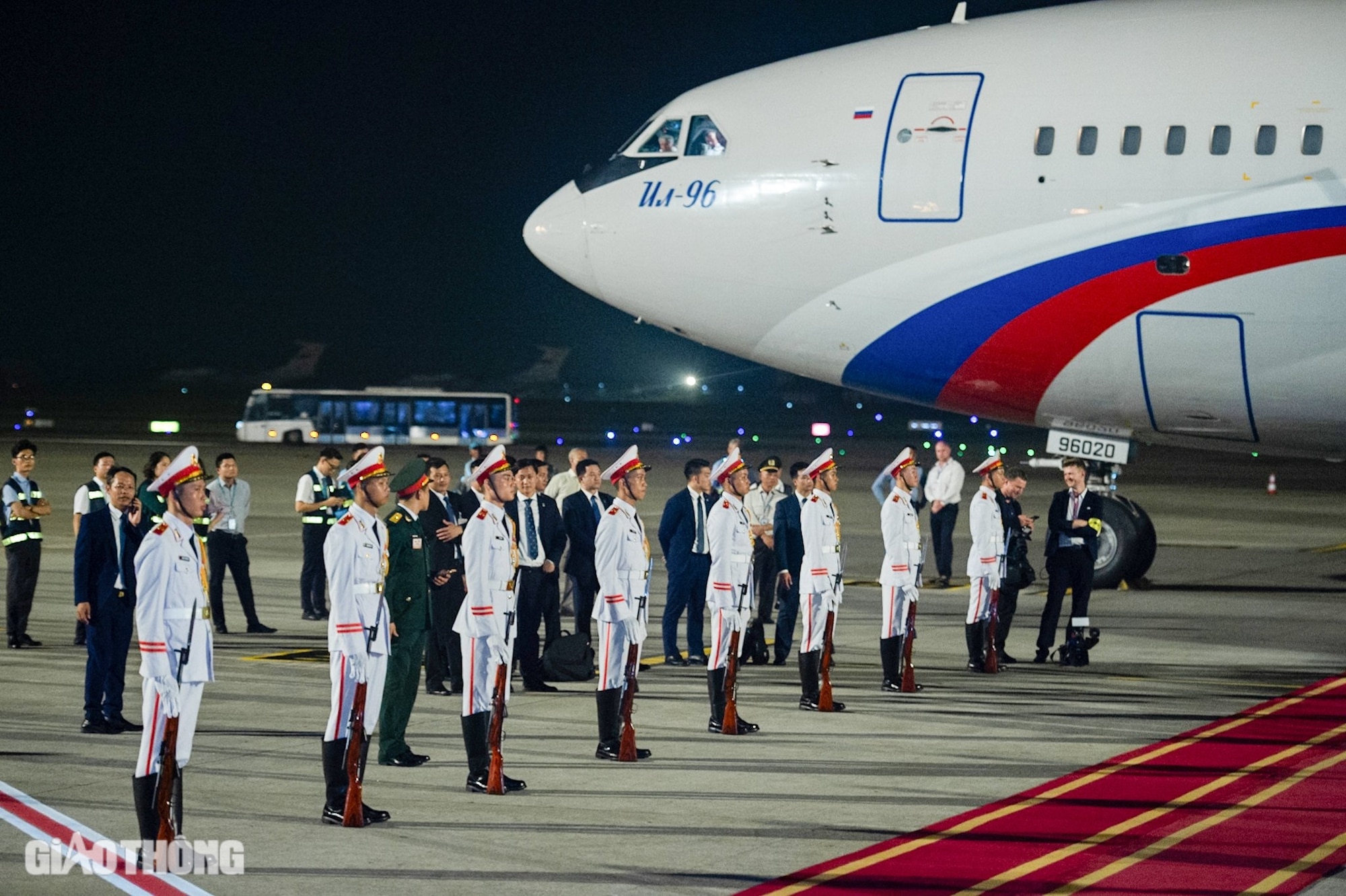 Tổng thống Nga Putin lên máy bay rời Hà Nội- Ảnh 2.
