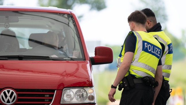 Cảnh sát Đức gồng mình chống nạn nhập cảnh trái phép mùa EURO ảnh 2