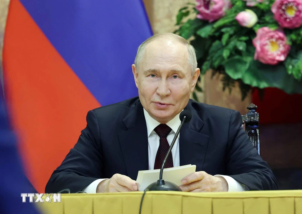Tổng thống Liên bang Nga Vladimir Putin phát biểu tại cuộc họp báo chung. (Ảnh: Nhan Sáng/TTXVN)