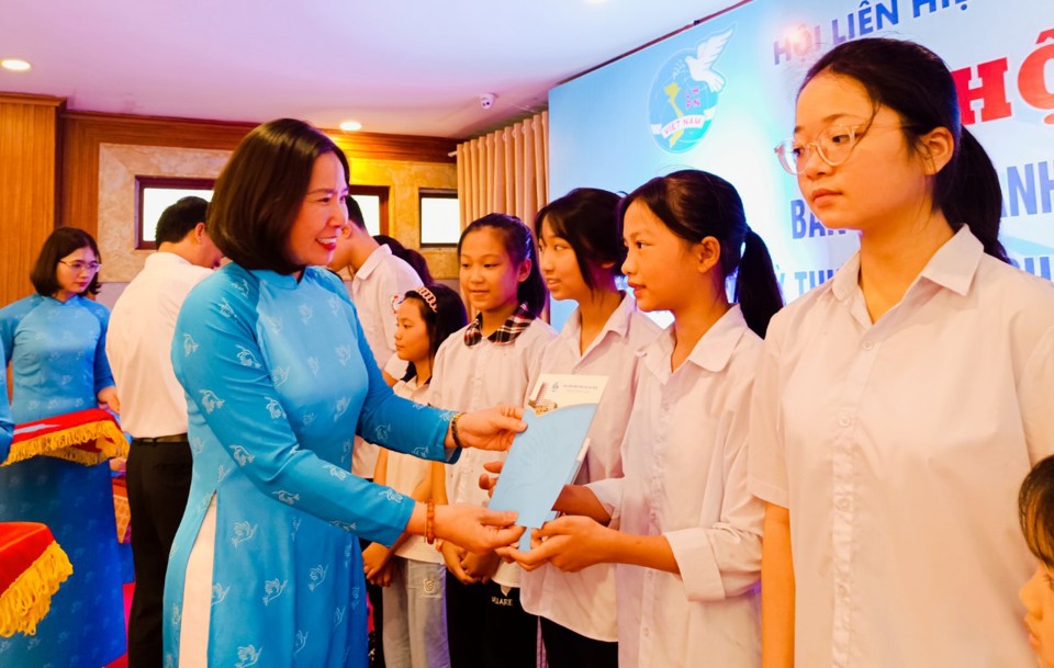 Hội LHPN TP Hà Nội đã trao tặng quà cho 30 trẻ em mồ côi có thành tích học tập tốt trên địa bàn thị xã Sơn Tây