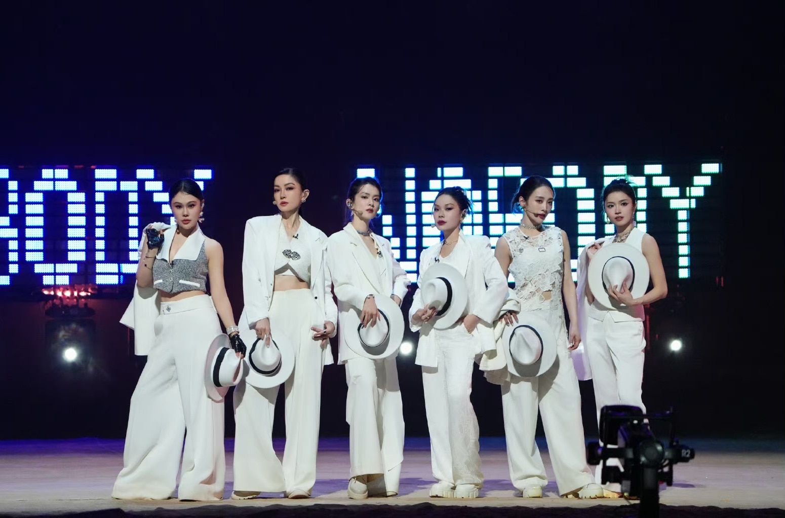 Đội Suni Hạ Linh khiến các chị đẹp Trung Quốc bật khóc tại Đạp gió 2024- Ảnh 2.