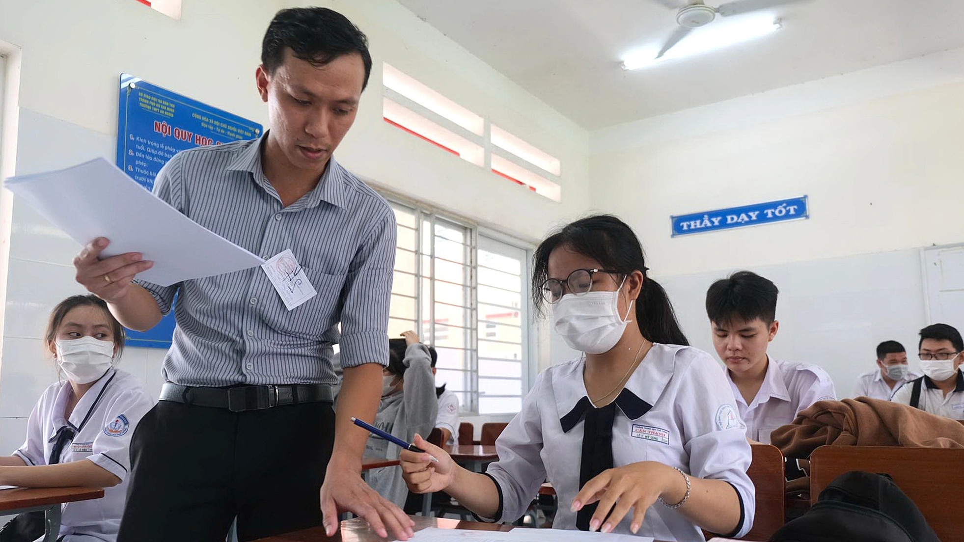 Thí sinh dự thi tốt nghiệp THPT 2023 tại huyện Cần Giờ, TP.HCM - Ảnh: NGỌC PHƯỢNG