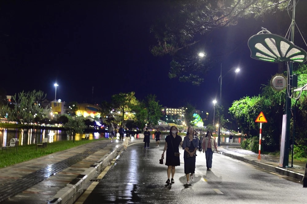 Phố đi bộ Trần Quốc Toản nằm bên thắng cảnh hồ Xuân Hương - đây là tuyến đường thơ mộng bậc nhất tại trung tâm thành phố Đà Lạt.