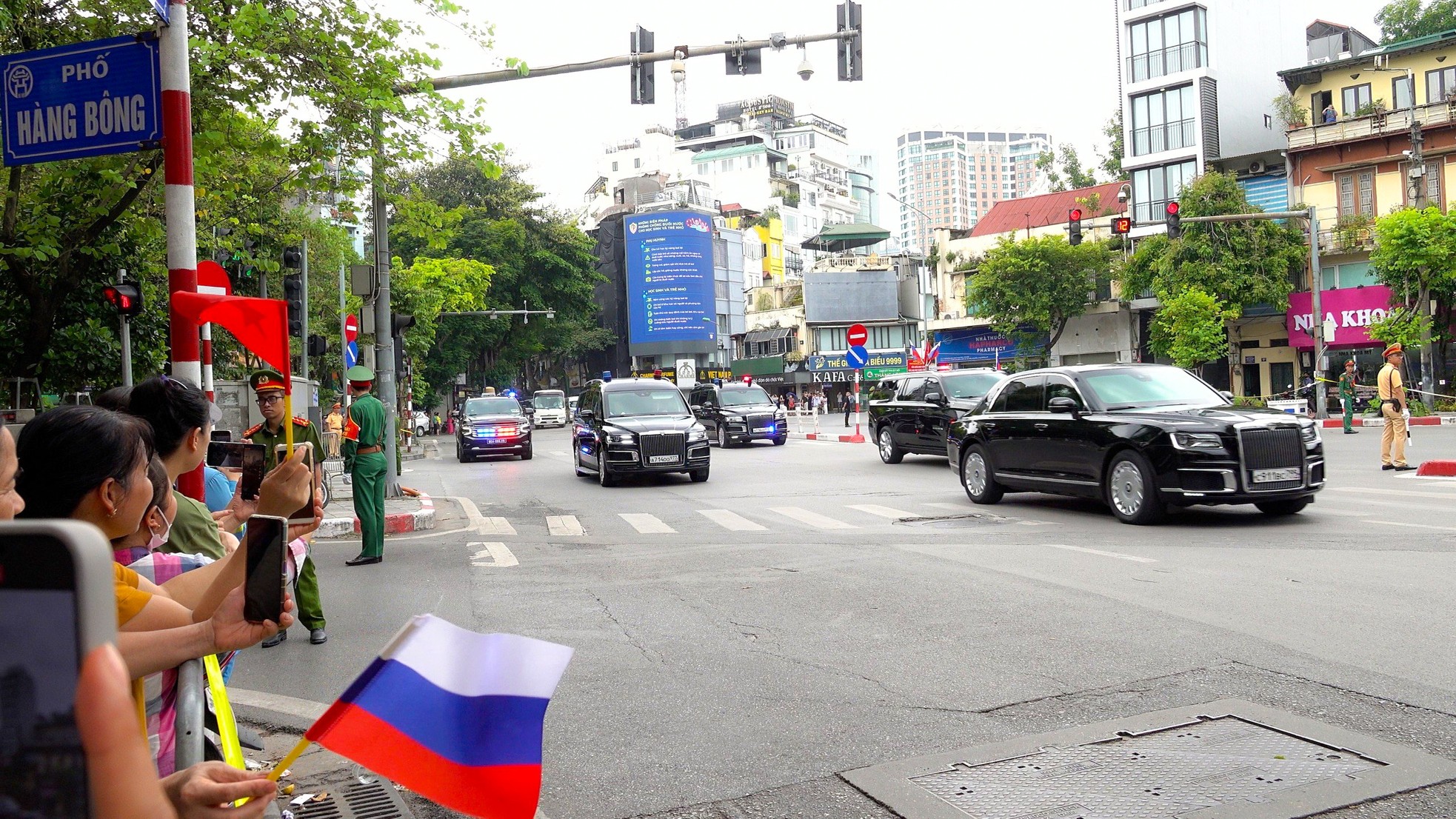 Chi tiết dàn xe đặc chủng hộ tống Tổng thống Nga Putin khi thăm Việt Nam ảnh 2