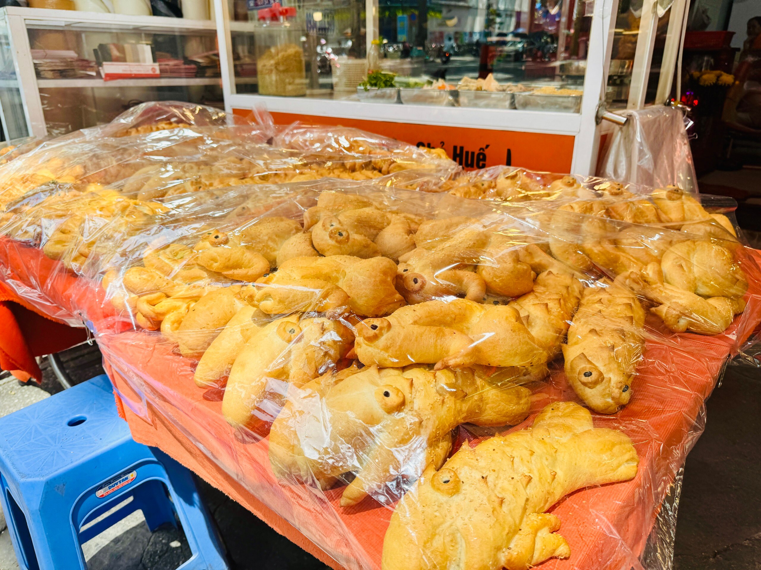 Giant crocodile bread in Ho Chi Minh City is no longer strange, but the ...