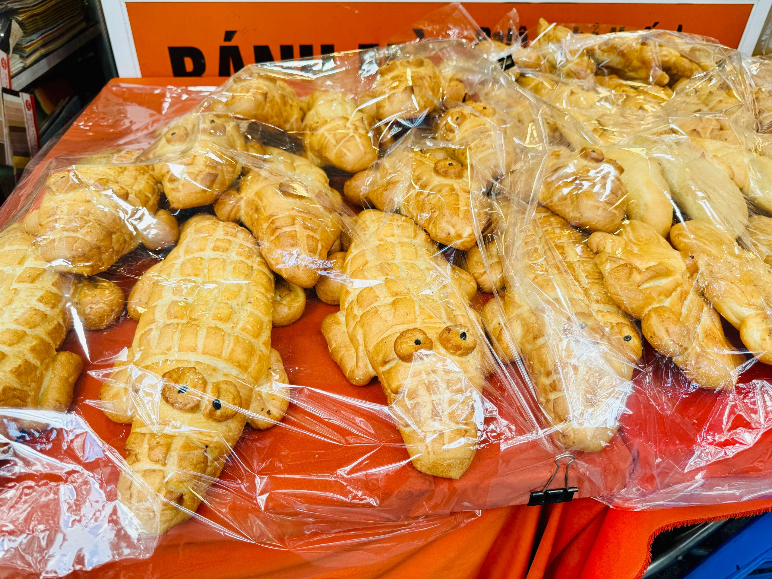 Giant crocodile bread in Ho Chi Minh City is no longer strange, but the ...