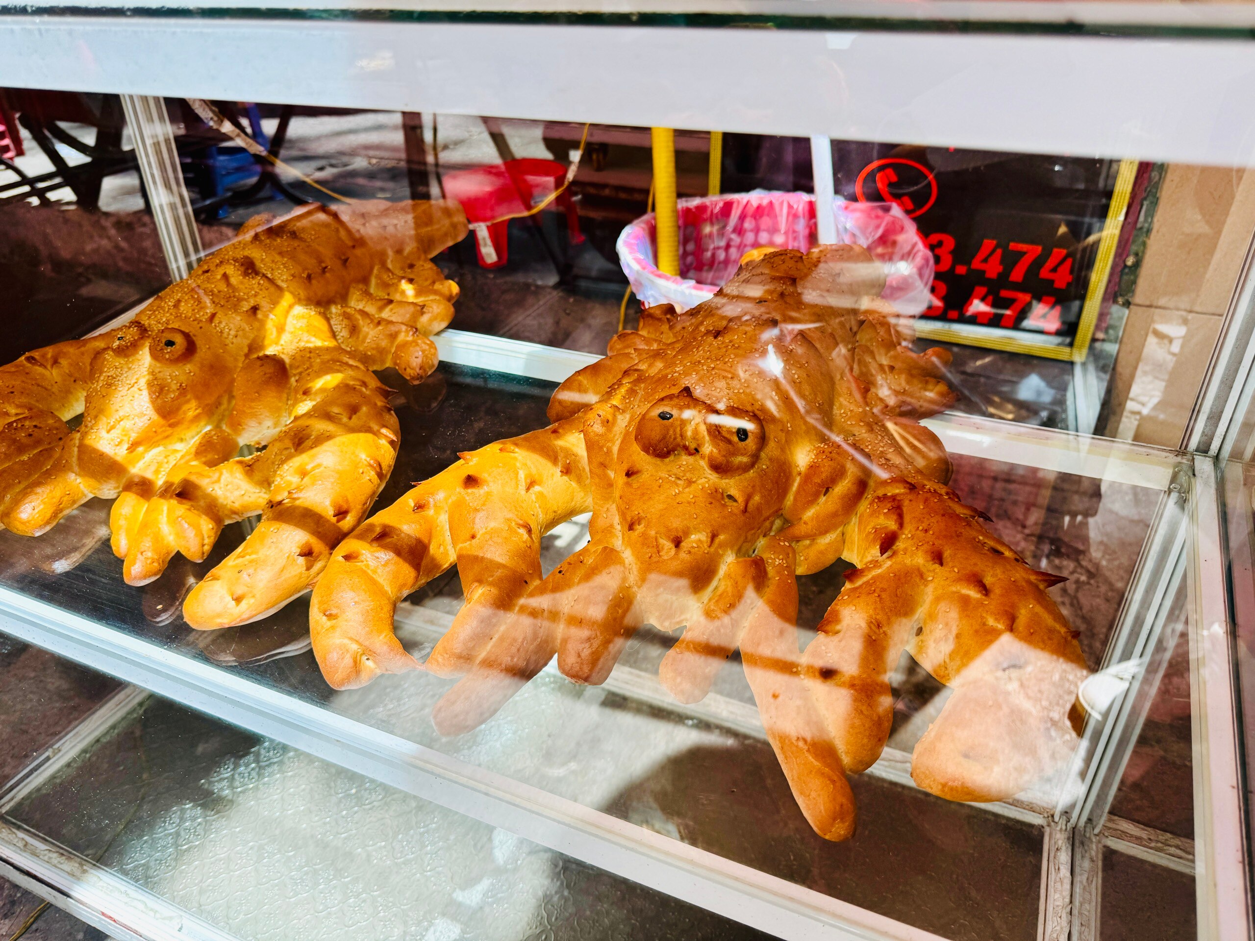 Giant crocodile bread in Ho Chi Minh City is no longer strange, but the ...