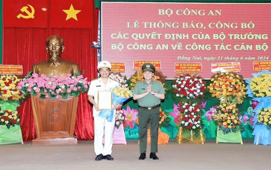 Bộ công an trao Quyết định điều động và tặng hoa chúc mừng Đại tá Nguyễn Hồng Phong Giám đốc Công an tỉnh Đồng Nai. Ảnh: CAĐN