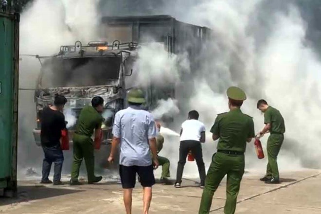 Chiếc xe tải bốc cháy ở thị trấn Tiên Điền, huyện Nghi Xuân, tỉnh Hà Tĩnh chiều ngày 19.6. Ảnh cắt từ clip.
