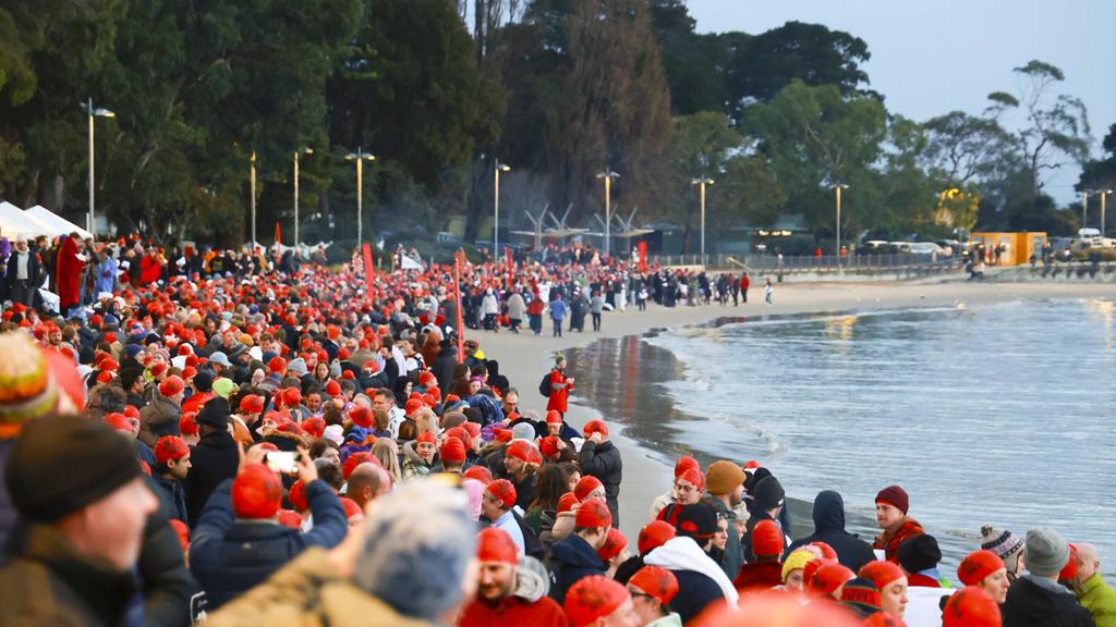 Hơn 3.000 người bơi khỏa thân trong biển giá lạnh- Ảnh 3.