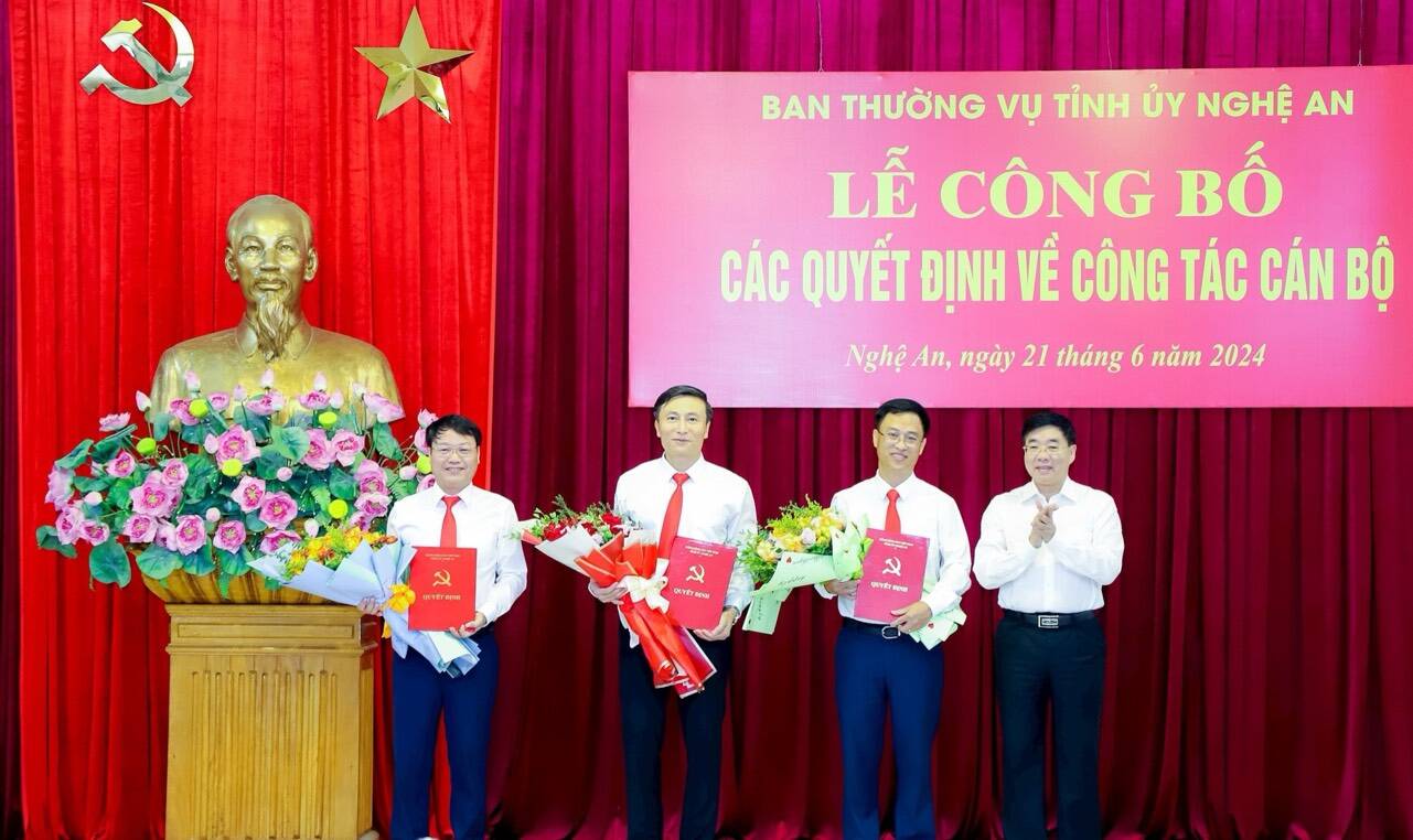 Phó Bí thư Thường trực Tỉnh uỷ Nghệ An - Nguyễn Văn Thông, trao quyết định, tặng hoa chúc mừng 3 đồng chí được bổ nhiệm.  Ảnh: Phạm Bằng