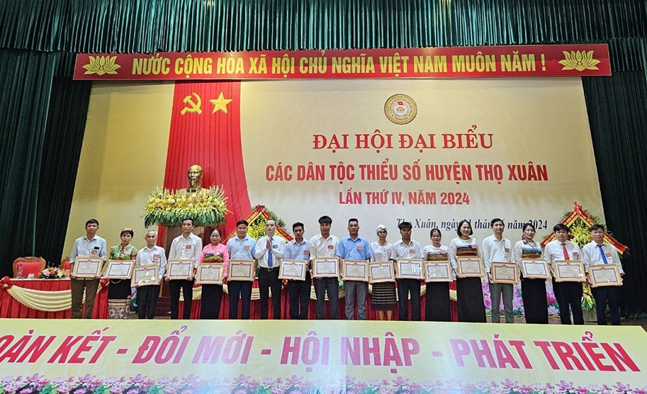 Lãnh đạo huyện trao thưởng cho các cá nhân đã có thành tích xuất sắc trong công tác dân tộc và thực hiện chính sách dân tộc giai đoạn 2019 - 2024 