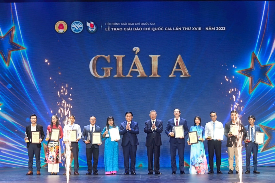 Chủ tịch nước Tô Lâm và Trưởng ban Tuyên giáo Trung ương Nguyễn Trọng Nghĩa trao Giải A cho các tác giả, nhóm tác giả 