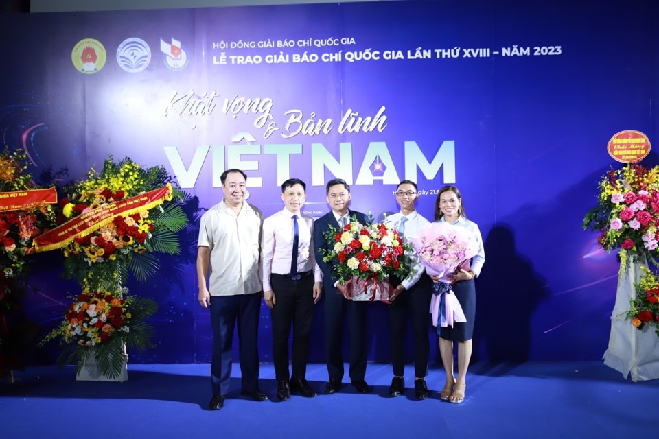 Phó Chủ tịch UBND TP Hà Nội Hà Minh Hải chúc mừng tác giả Nguyễn Văn Thắng và Báo Kinh tế & Đô thị tại lễ trao Giải Báo chí quốc gia lần thứ XVIII