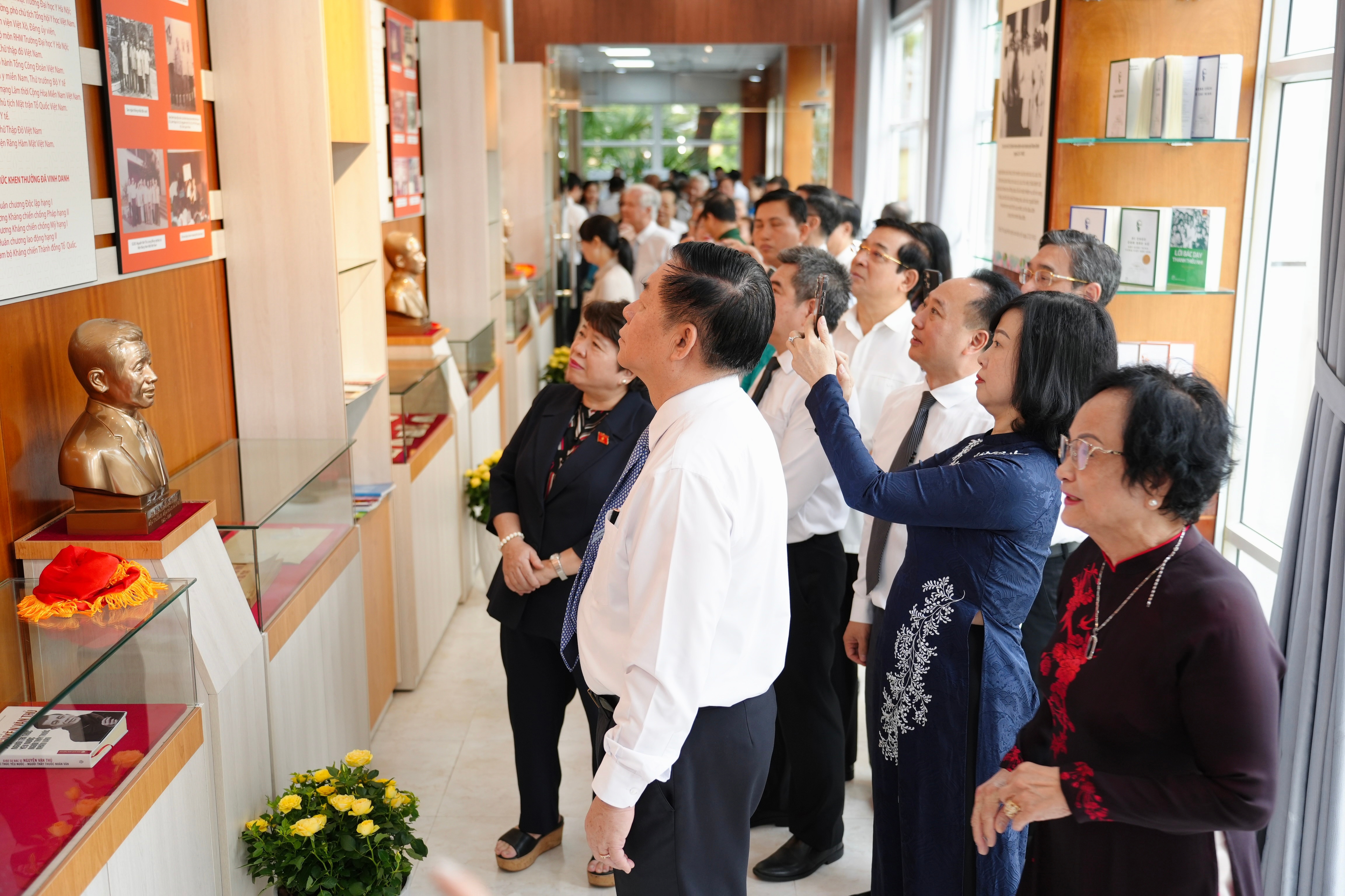 Các đại biểu tham quan Phòng truyền thống Bệnh viện Răng Hàm Mặt Trung ương TP. Hồ Chí Minh