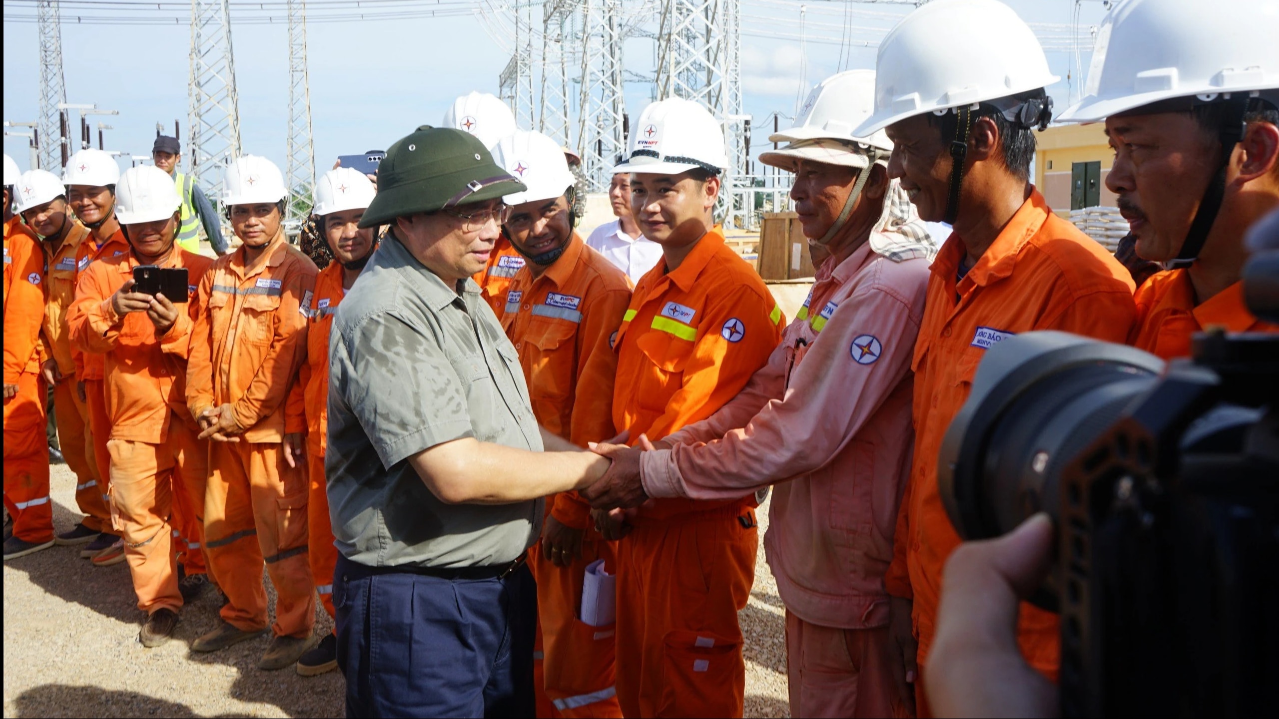Thủ tướng tuyên dương công nhân và thanh niên tham gia xây dựng đường dây 500 kV- Ảnh 2.