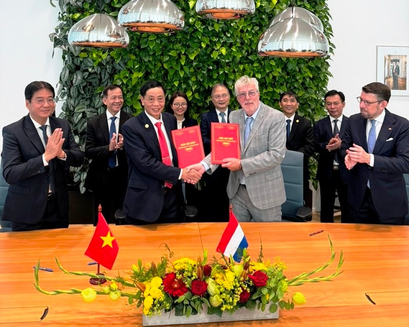 Đại diện tỉnh Ninh Thuận và tổ chức Hà Lan ký bản ghi hớ hợp tác.