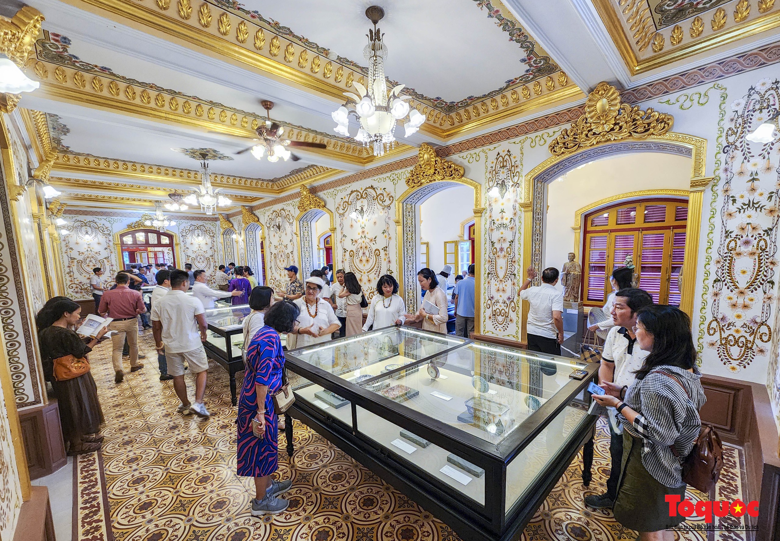 Du khách thích thú khám phá hàng loạt cổ vật hội tụ tại điện Kiến Trung - Ảnh 4.