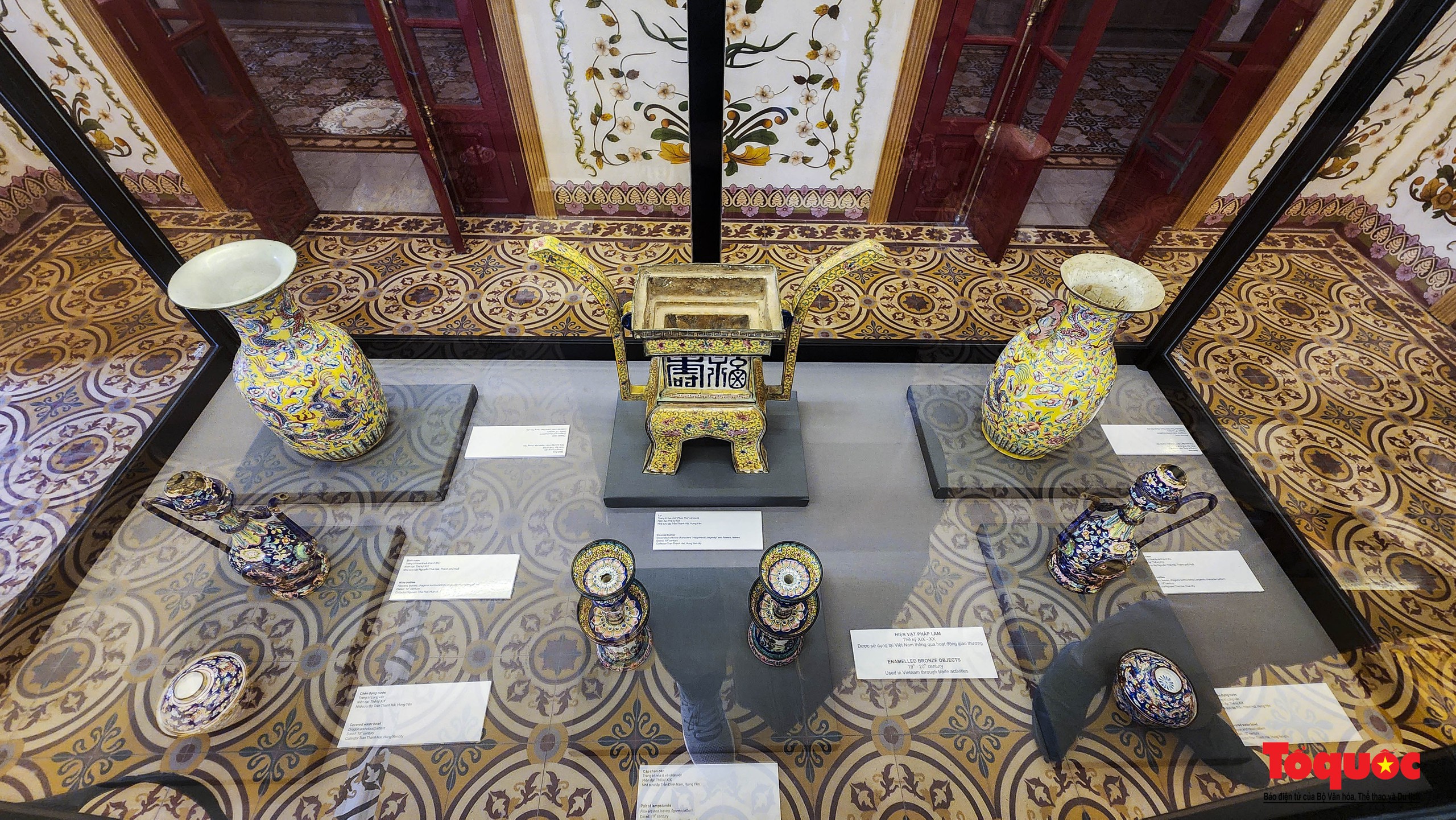 Du khách thích thú khám phá hàng loạt cổ vật hội tụ tại điện Kiến Trung - Ảnh 5.