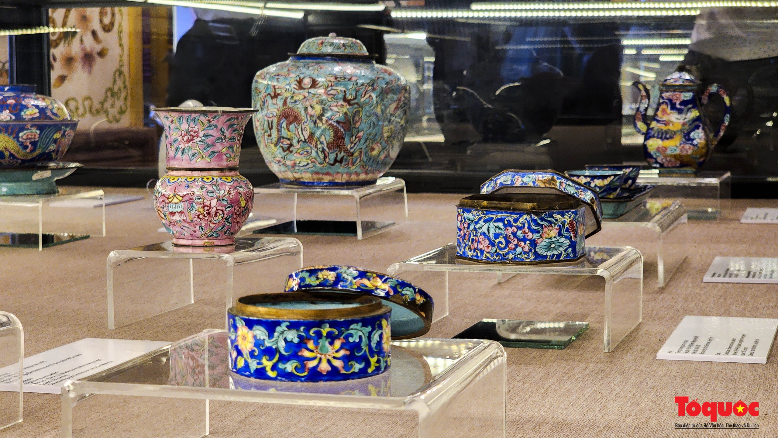 Du khách thích thú khám phá hàng loạt cổ vật hội tụ tại điện Kiến Trung - Ảnh 7.