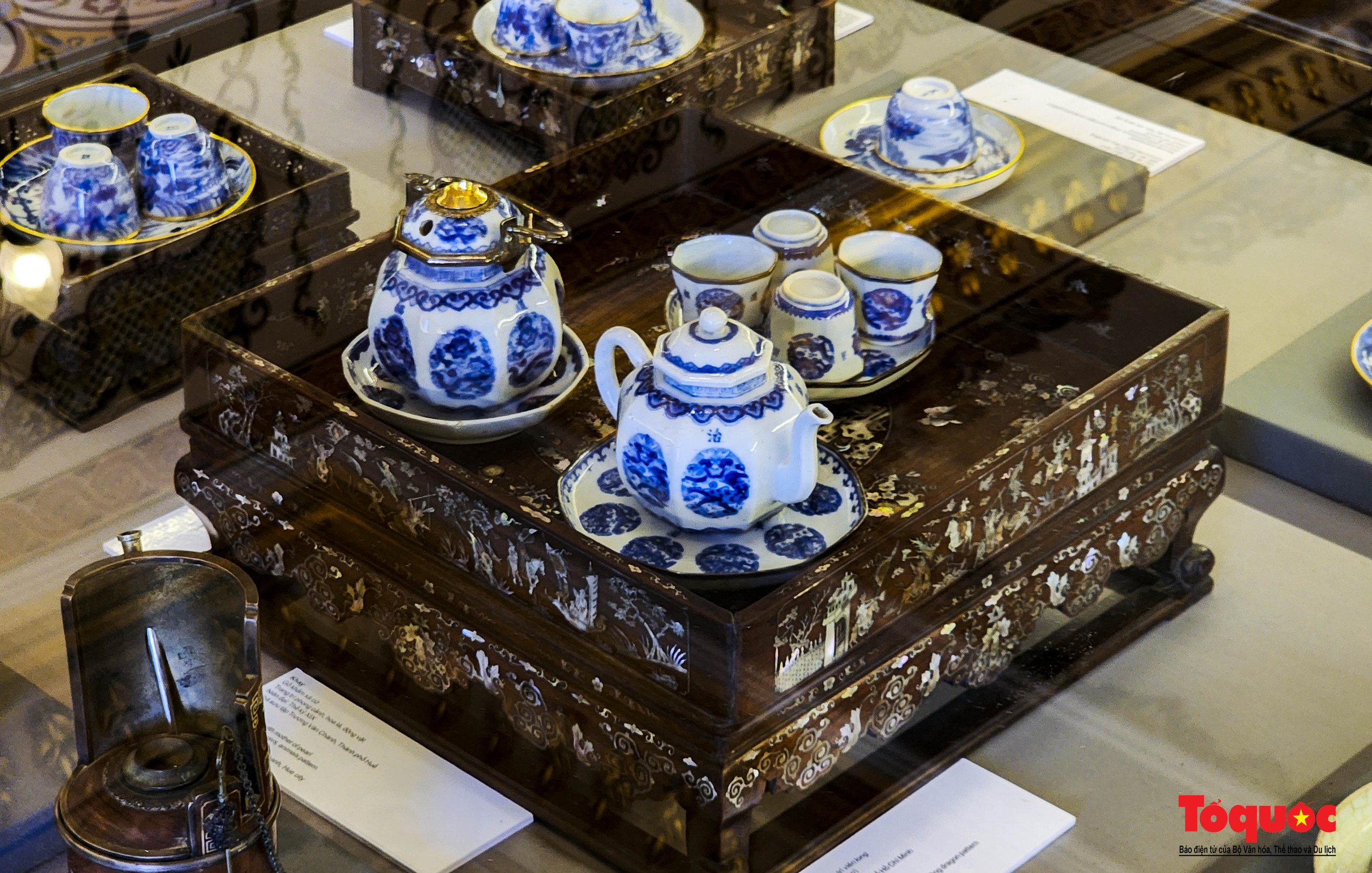 Du khách thích thú khám phá hàng loạt cổ vật hội tụ tại điện Kiến Trung - Ảnh 9.